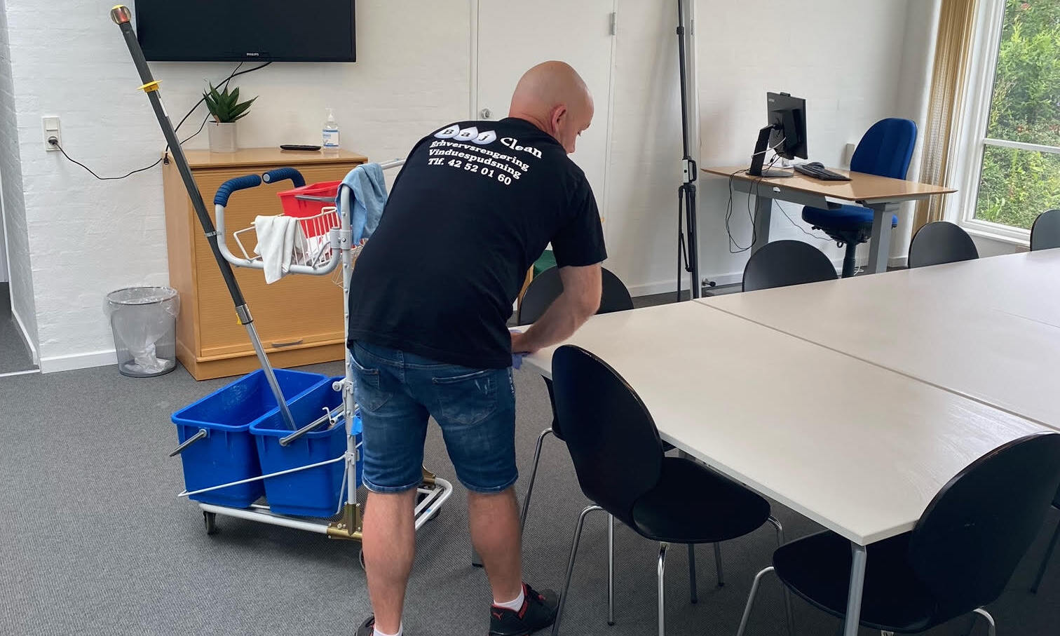 Rengøring af et kontor.